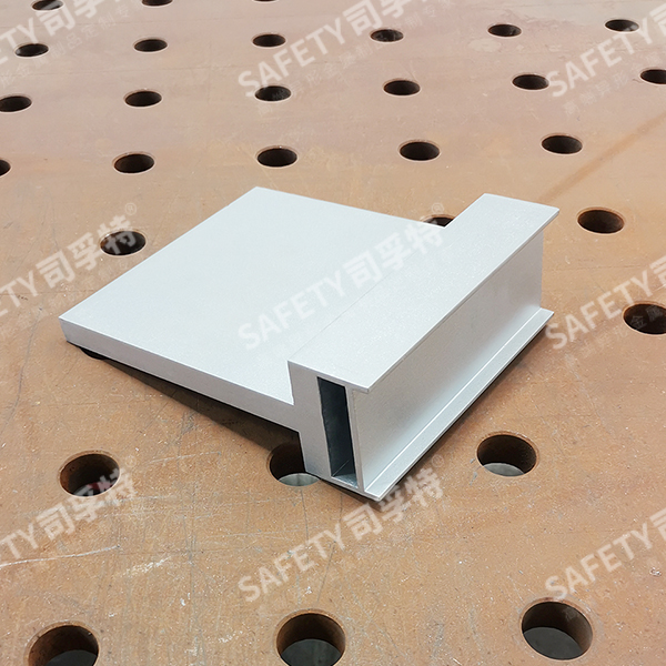 氟碳噴涂凹形T型焊接精制鋼型材(圖2) 氟碳噴涂凹形T型焊接精制鋼型材(圖2)