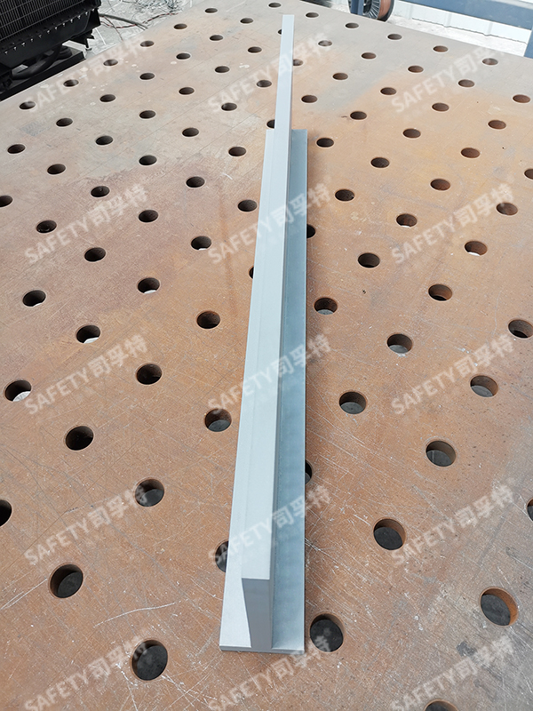 幕墻氟碳噴涂T型焊接精制鋼型材(圖3) 幕墻氟碳噴涂T型焊接精制鋼型材(圖3)